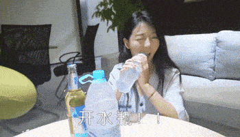 爆笑GIF：这就是女汉子开瓶盖的方式 