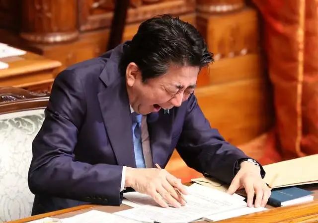 八卦新闻背景图片(你知道安倍夫人，可能没看过日本人怎样八卦其绯闻和某些照片)