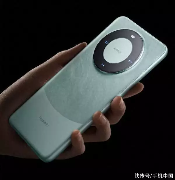 新闻app排行榜前十名(华为商城成苹果App Store免费榜第一 网友：“虾仁猪心”？杨幂给人带来新惊喜，意式时尚演绎秋冬新造型，看出丝袜的魅力)