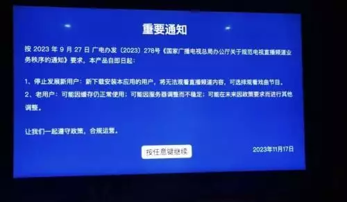 新闻图片最新(图片新闻民警深入田间地头为农民讲解防范电信网络诈骗相关知识)