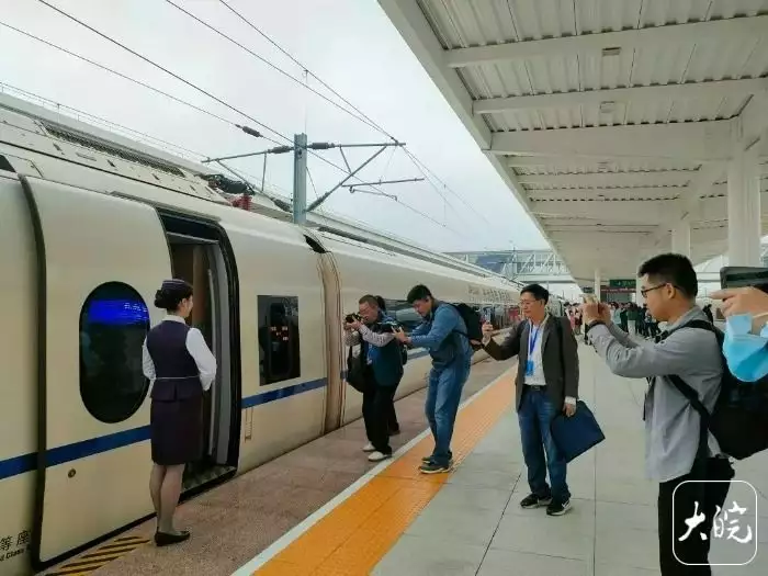 下载个新闻资讯(昌景黄高铁10月26日试运行 大皖新闻带您打卡皖赣最美风景汪峰坦言：子怡是我见过最纯洁的女孩！结果，被一张图啪啪打脸)