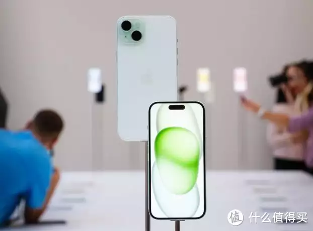 新闻头条最新消息主要内容(头条资讯 篇六：今年的iPhone 15为什么不香了？男子喝下1400瓶核辐射水，下巴整个融化，遗体30年后还在发热！)