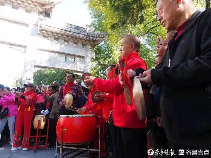 资讯是什么职位(济南千佛山重阳节山会醒狮表演逗乐观众35岁的赵丽颖有多迷人？当她弯腰的那一刻，网友：心动了)