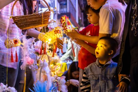 新闻图片下载(图片新闻｜荣昌：吃团圆宴、赏灯会、逛夜市，欢度中秋之夜)