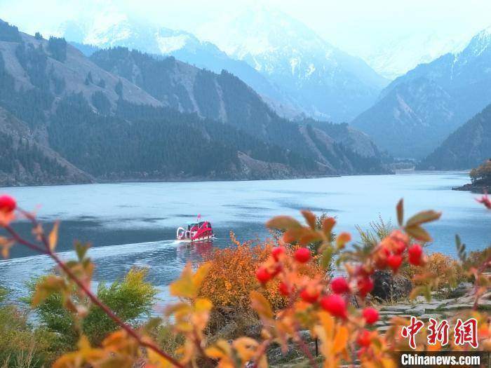 中秋、国庆“双节”期间新疆天山天池景区迎来旅游小高峰 