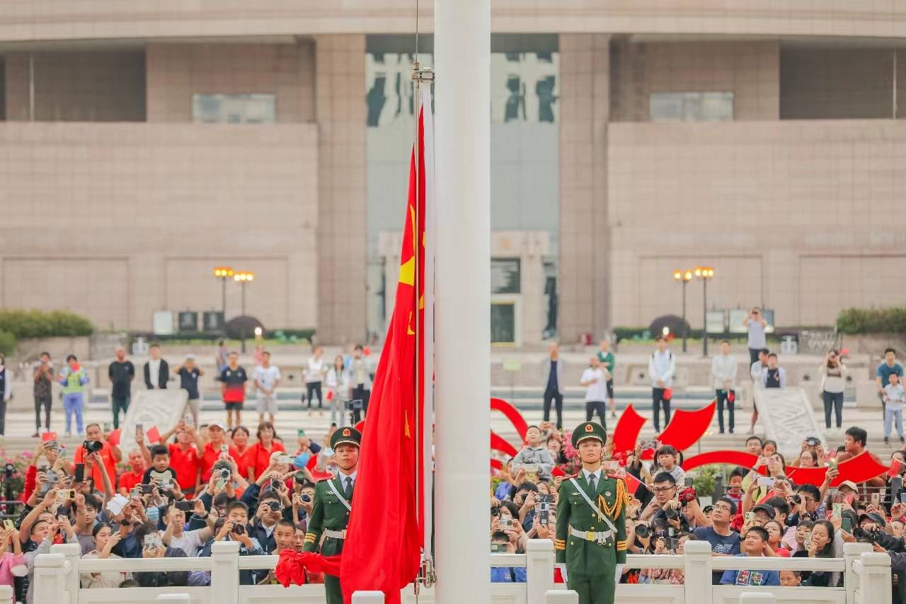 图说│ 祝福祖国！上海武警在人民广场举行升旗仪式 