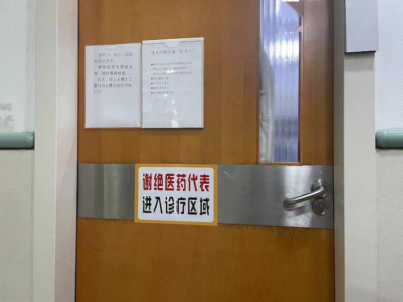 “江西男孩留遗书跳楼案”一审宣判：涉事教师被判无罪 