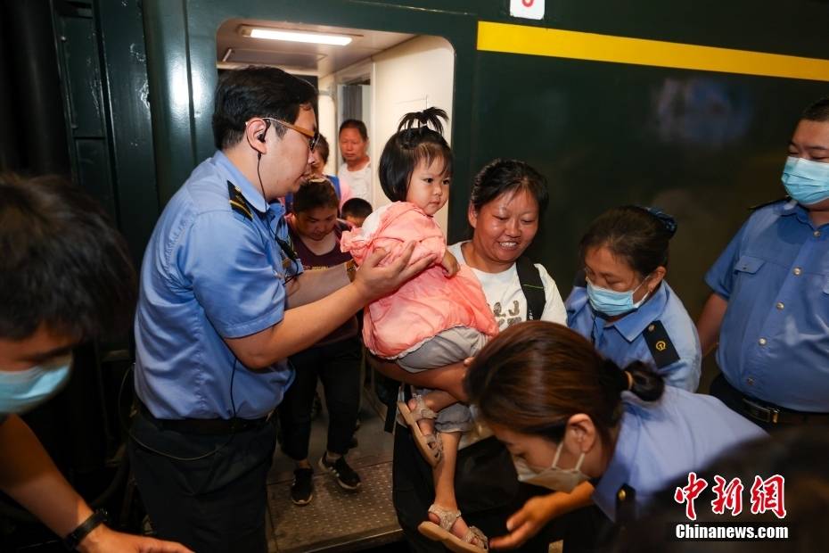 因强降雨被困北京门头沟的K396次列车旅客抵达北京丰台站 