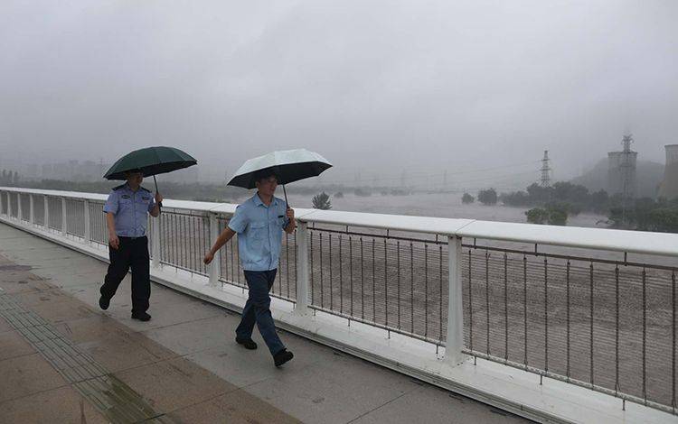 新闻8点见丨 陆军直升机空投救援，直击北京暴雨救援现场 