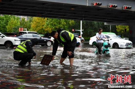 河北石家庄持续强降雨 直击街头防汛 