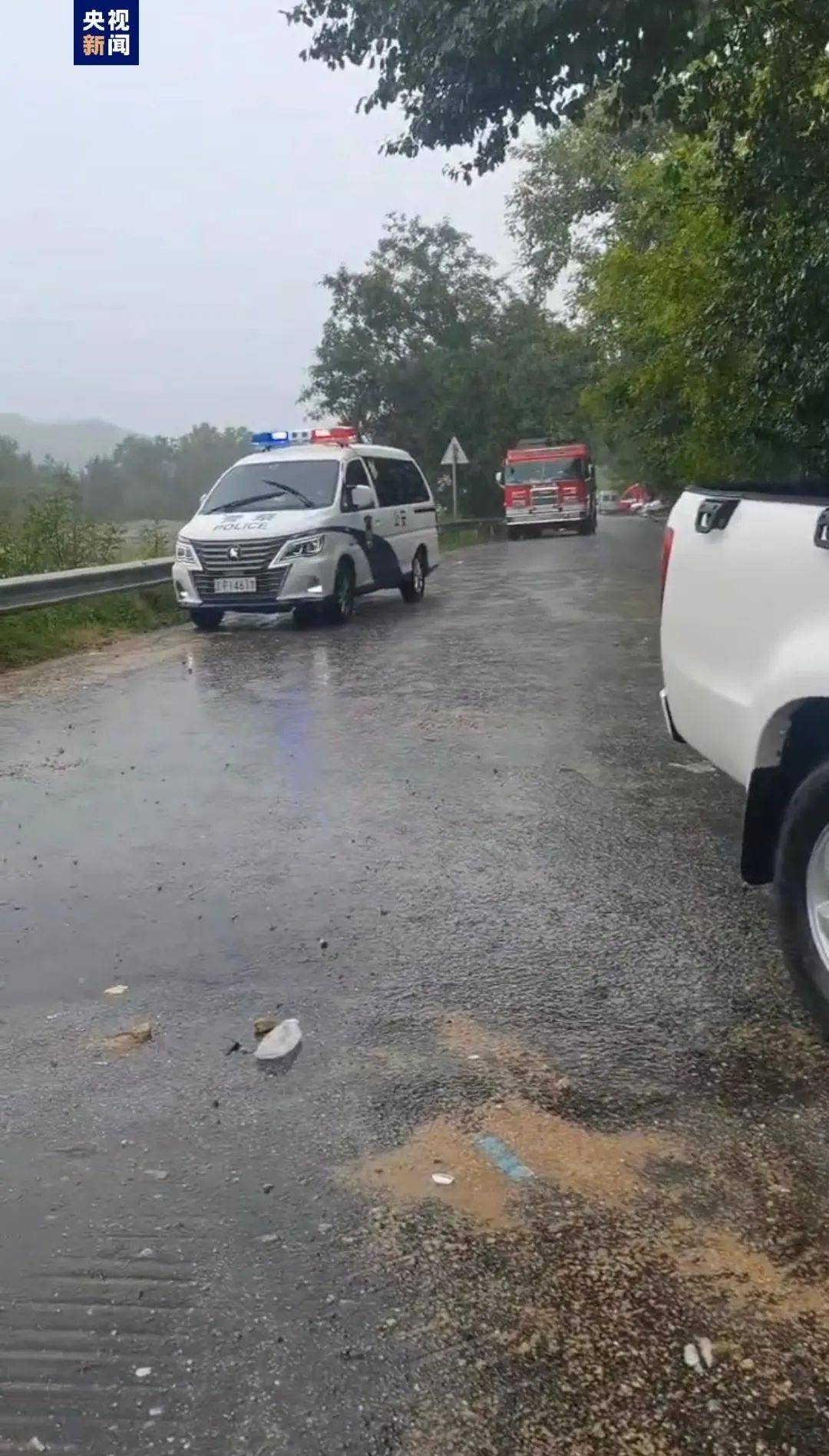 4人进山采蘑菇突遇暴雨，已确认2人遇难 