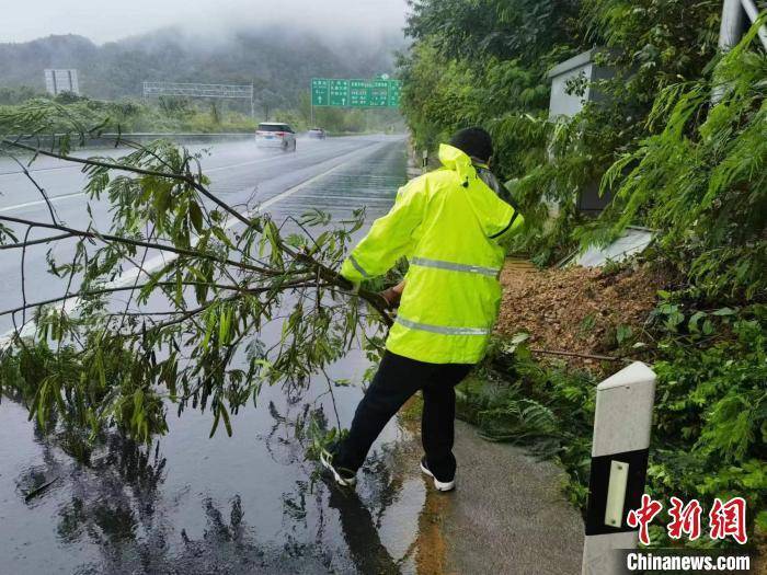 暴雨导致重庆高速公路6处交通受阻 