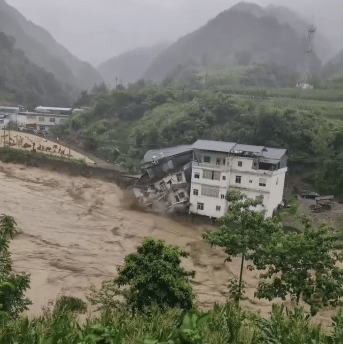 重庆万州暴雨一失踪者家属称亲人已遇难！当地仍有道路未疏通 